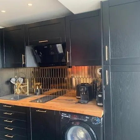 687 Luxe Coursives En Face Du Waiki *